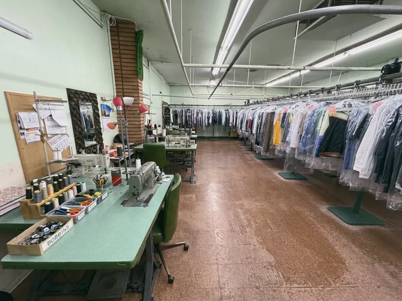 La estación de costura de la tienda, con máquinas e hilos