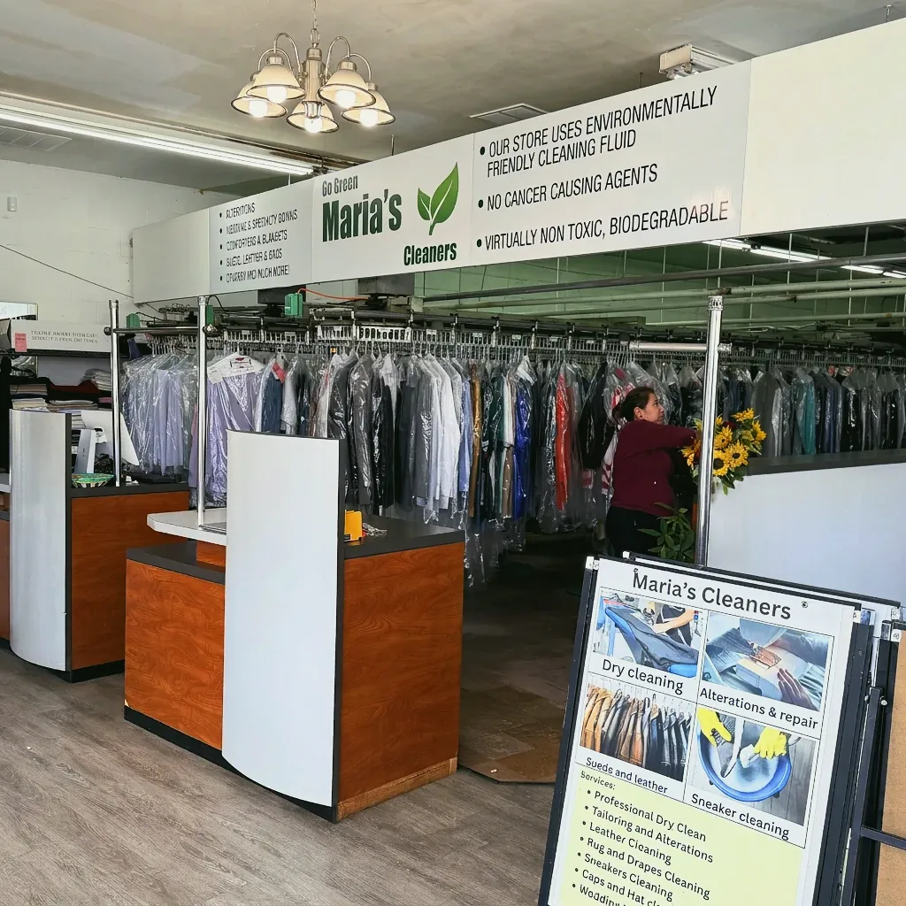 El interior de Maria's Cleaners, con el letrero Go Green sobre el mostrador
