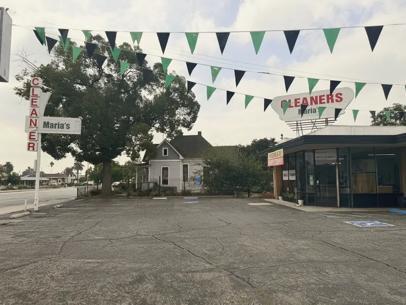 Banderines verdes y negros sobre el estacionamiento de la tienda