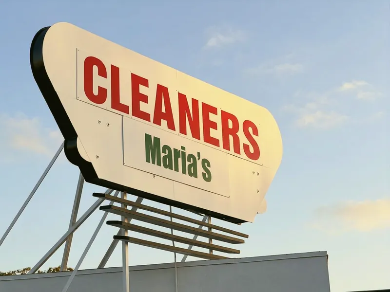 El letrero retro del techo que dice Cleaners, Maria's