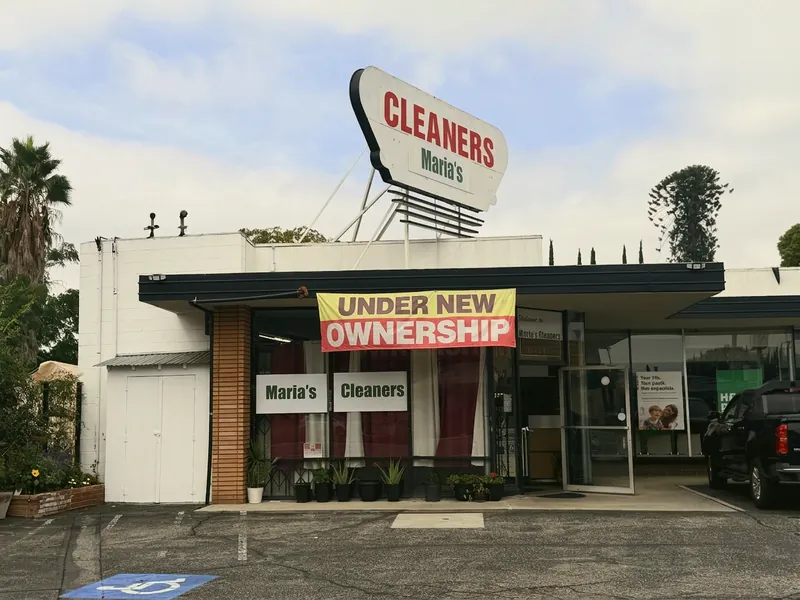 La fachada completa de Maria's Cleaners
